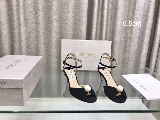 Jimmy Choo 巴黎橱窗春夏新品珍珠高跟凉鞋！ 鞋面：真丝 内里：羊皮里 大底：原版意大利真皮大底 跟高 ：6.5Cm 8.5Cm 10Cm 码数 ：35