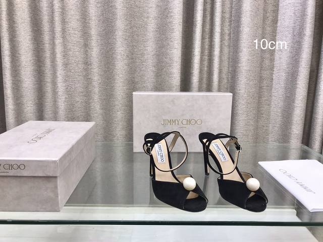 Jimmy Choo 巴黎橱窗春夏新品珍珠高跟凉鞋！ 鞋面：真丝 内里：羊皮里 大底：原版意大利真皮大底 跟高 ：6.5Cm 8.5Cm 10Cm 码数 ：35