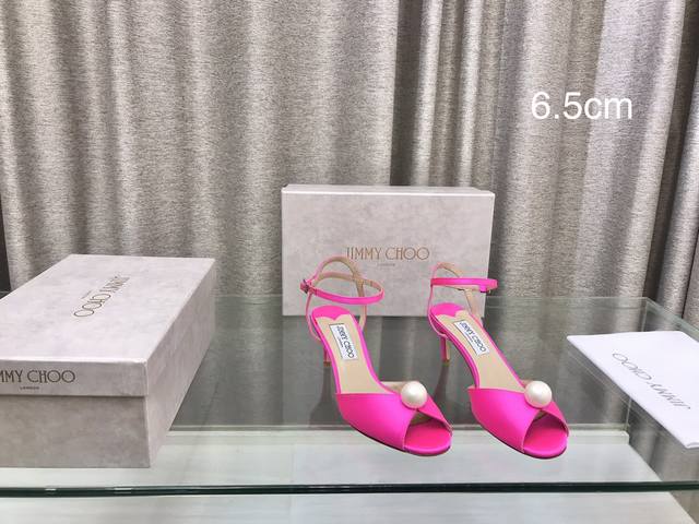 Jimmy Choo 巴黎橱窗春夏新品珍珠高跟凉鞋！ 鞋面：真丝 内里：羊皮里 大底：原版意大利真皮大底 跟高 ：6.5Cm 8.5Cm 10Cm 码数 ：35