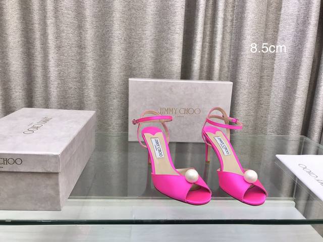 Jimmy Choo 巴黎橱窗春夏新品珍珠高跟凉鞋！ 鞋面：真丝 内里：羊皮里 大底：原版意大利真皮大底 跟高 ：6.5Cm 8.5Cm 10Cm 码数 ：35