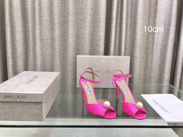 Jimmy Choo 巴黎橱窗春夏新品珍珠高跟凉鞋！ 鞋面：真丝 内里：羊皮里 大底：原版意大利真皮大底 跟高 ：6.5Cm 8.5Cm 10Cm 码数 ：35