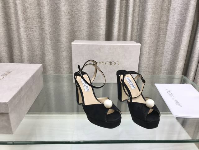 Jimmy Choo 巴黎橱窗春夏新品珍珠高跟凉鞋！ 鞋面：真丝 内里：羊皮里 大底：原版意大利真皮大底 跟高 ：10Cm，水台2Cm 码数 ：35～39 34