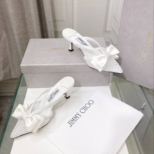 Jimmy Choo 春夏新品爆款蝴蝶结拖鞋系列单品 鞋面：原版定制网纱钻真丝系列面点缀绸缎蝴蝶结 内里：羊皮里 大底：原版意大利真皮大底 跟高 ：6.5Cm