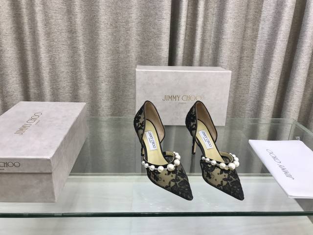 Jimmy Choo 吉米周专柜新款珍珠钻中空单鞋 高品质 采用蕾丝面料，内里羊皮 ，意大利真皮大底 跟高：6.5Cm 8.5Cm 码数：35～39 34、40