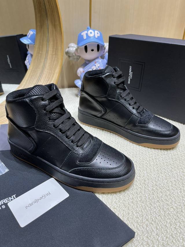 出厂价： 情侣款 Ysl Saint Laurent 圣罗兰 Sl61春夏最新爆款休闲系列 圣罗兰 Sl61 ，原版购入 一比一复刻 ，新鲜血液注入加休闲复古的