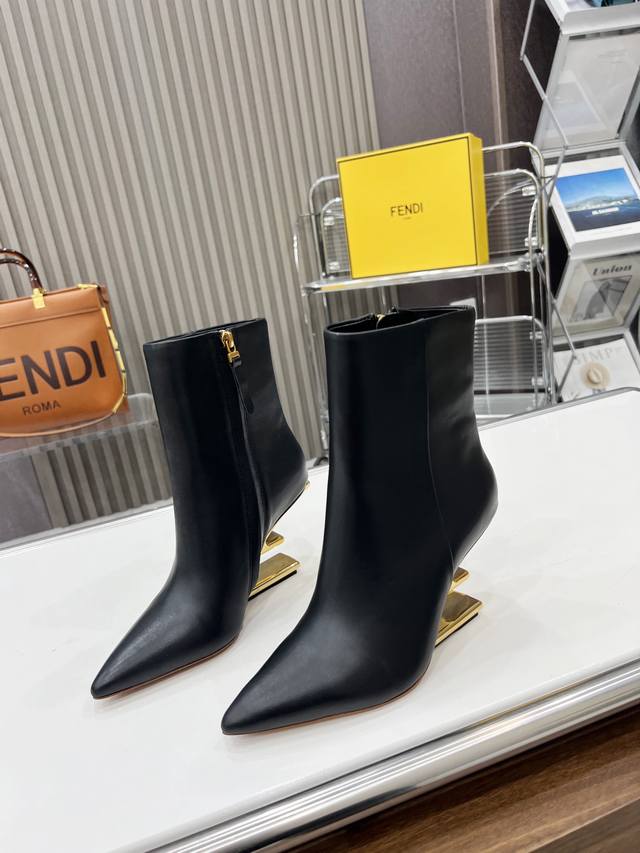 fendi First鞋。 设计感非常强的一款！上脚真的是出乎意料的舒服，金色金属斜对角f形立体鞋跟，完美的把fendi的这一经典要素展现出来，前卫时尚舒服的设