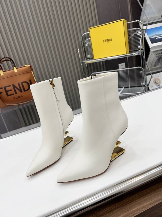 fendi First鞋。 设计感非常强的一款！上脚真的是出乎意料的舒服，金色金属斜对角f形立体鞋跟，完美的把fendi的这一经典要素展现出来，前卫时尚舒服的设