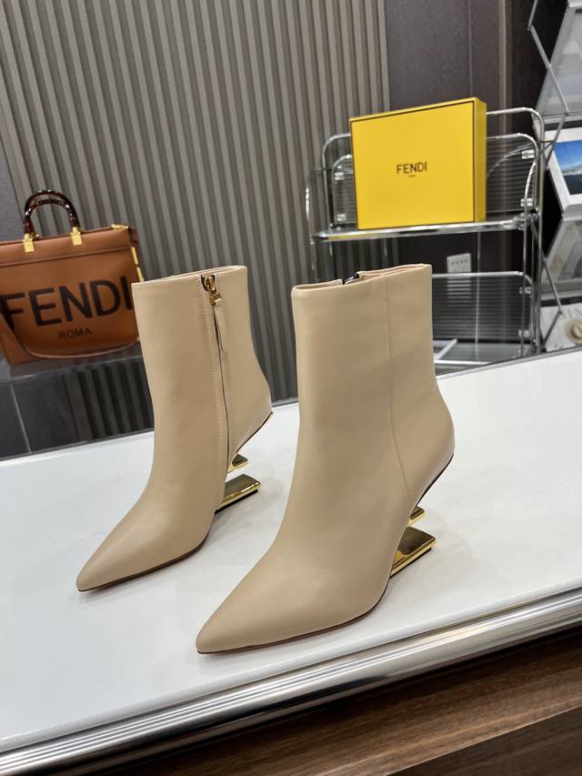 fendi First鞋。 设计感非常强的一款！上脚真的是出乎意料的舒服，金色金属斜对角f形立体鞋跟，完美的把fendi的这一经典要素展现出来，前卫时尚舒服的设