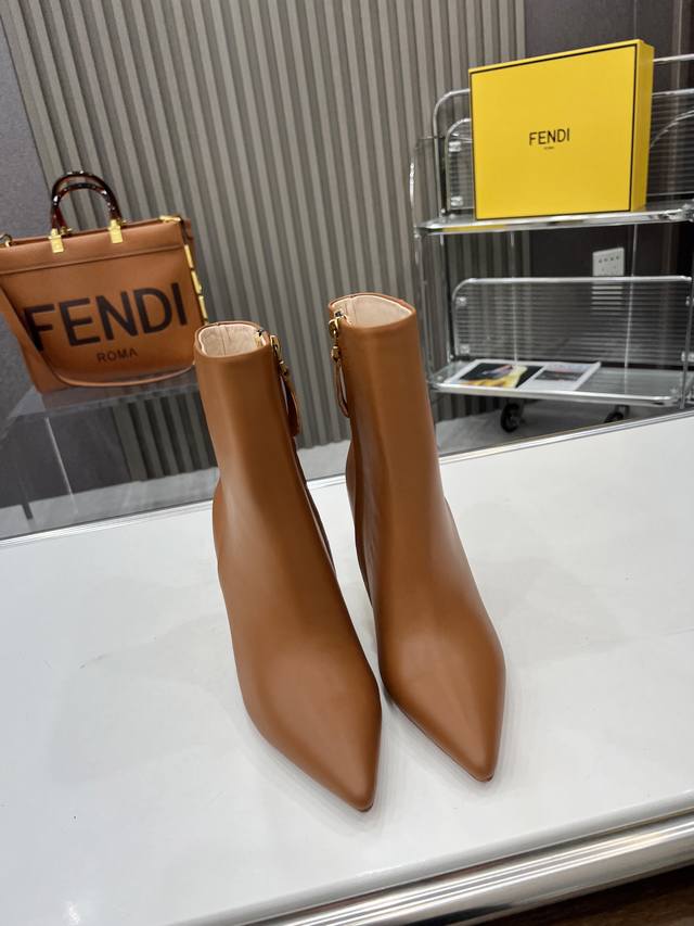 fendi First鞋。 设计感非常强的一款！上脚真的是出乎意料的舒服，金色金属斜对角f形立体鞋跟，完美的把fendi的这一经典要素展现出来，前卫时尚舒服的设