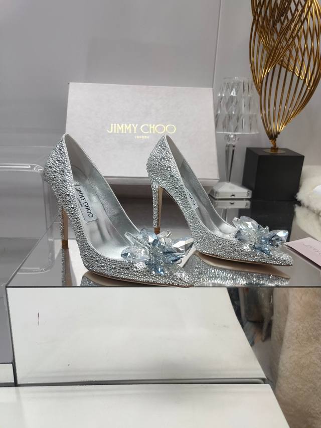 Jimmy Choo 升级版加高密度水晶婚鞋首选jc 的水晶花朵鞋～除了超级bling Bling超级omg之外 值得一提的是jimmychoo 鞋子中最软滴！