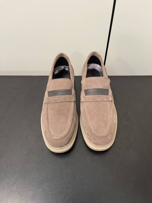 brunello Cucinelli 新款bc经典休闲鞋一脚蹬乐福鞋系列单鞋 Bc是意大利知名品牌，极简主义风格，复古又高级！简约又大气，属于非常耐看的款式！高