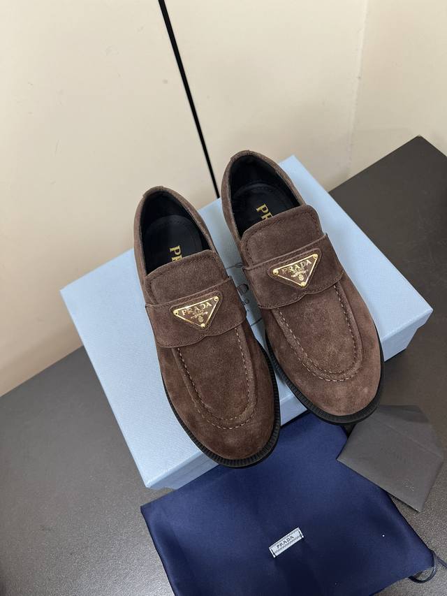 prada Fw24 New Arrival～ P家24秋冬麂皮乐福鞋新品 这个美拉德色系 真心太秋冬了吧 小牛丝光反绒麂皮材质，质感顶顶好，关键这个巧克力色