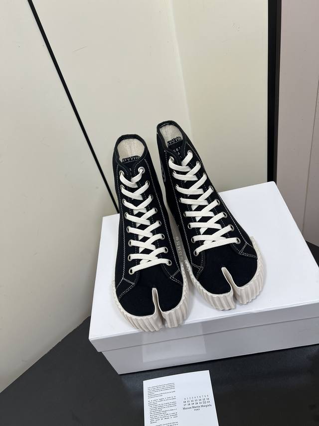 男款10Maison Margiela Tabi分趾高帮帆布鞋 Mm6近两年已经成为时尚新宠 备受各大博主关注 鞋面采用进口帆布 原版开发大底 码数：35-44