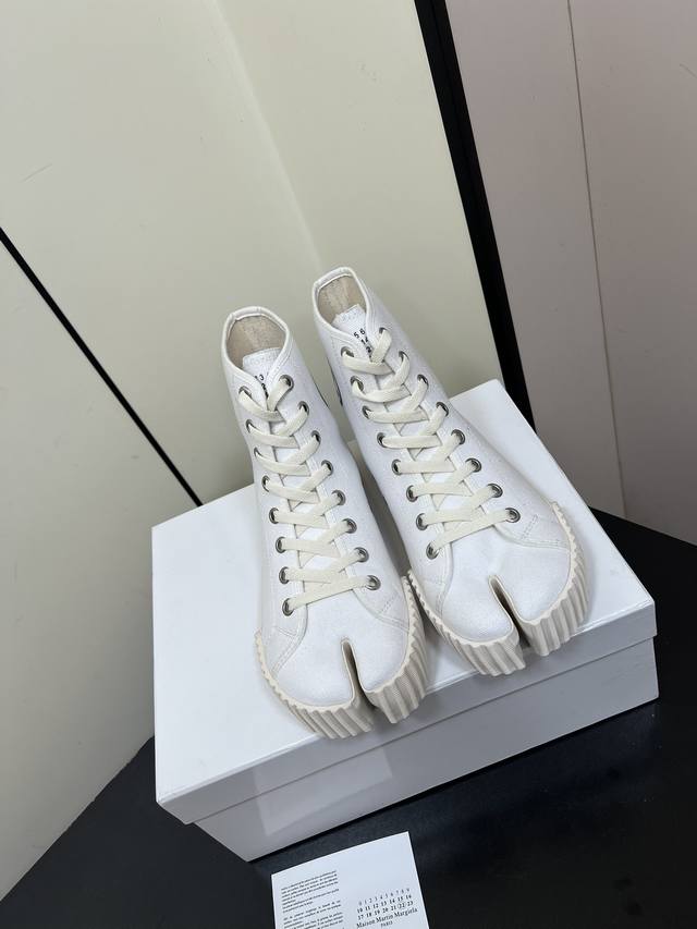 男款10Maison Margiela Tabi分趾高帮帆布鞋 Mm6近两年已经成为时尚新宠 备受各大博主关注 鞋面采用进口帆布 原版开发大底 码数：35-44