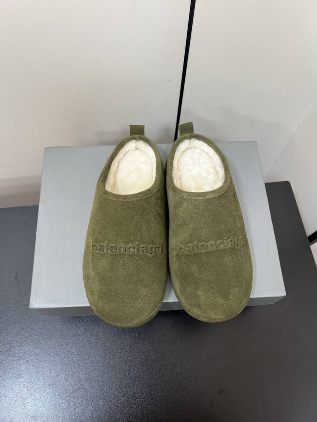 balenciaga 巴黎世家秋冬新款勃肯毛拖 勃肯毛拖24秋冬秀款 脚感很舒服，原版麂皮面料随便简便穿搭 羊毛里 超级暖和 Balenciaga正面大logo