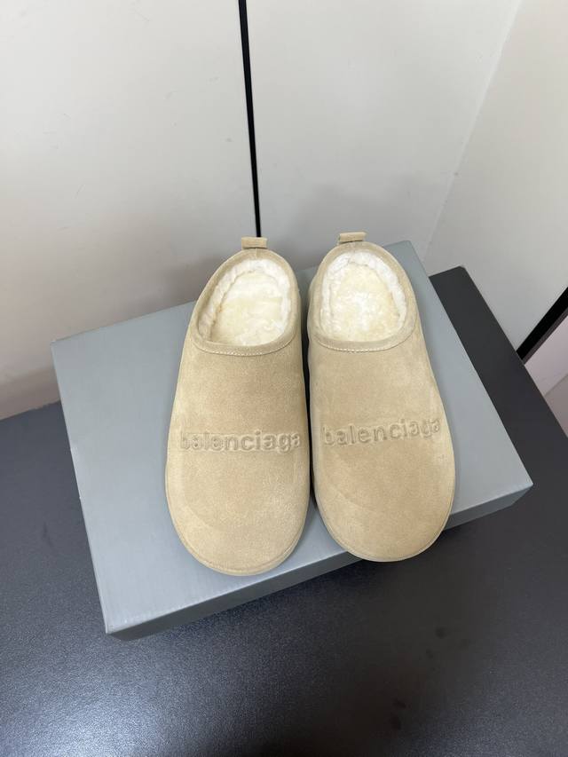 balenciaga 巴黎世家秋冬新款勃肯毛拖 勃肯毛拖24秋冬秀款 脚感很舒服，原版麂皮面料随便简便穿搭 羊毛里 超级暖和 Balenciaga正面大logo