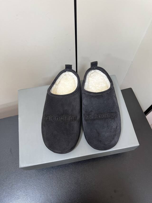 balenciaga 巴黎世家秋冬新款勃肯毛拖 勃肯毛拖24秋冬秀款 脚感很舒服，原版麂皮面料随便简便穿搭 羊毛里 超级暖和 Balenciaga正面大logo