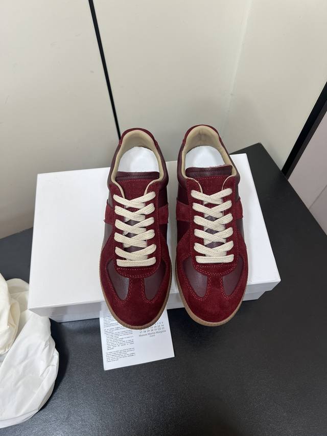 加新色maison Margiela Mm6经典德训鞋 新色一直在增加，无敌好看，唯一对版 细品 多双正品代购回来1比1出模开发！ 鞋面:牛皮麂皮 内里:进口小