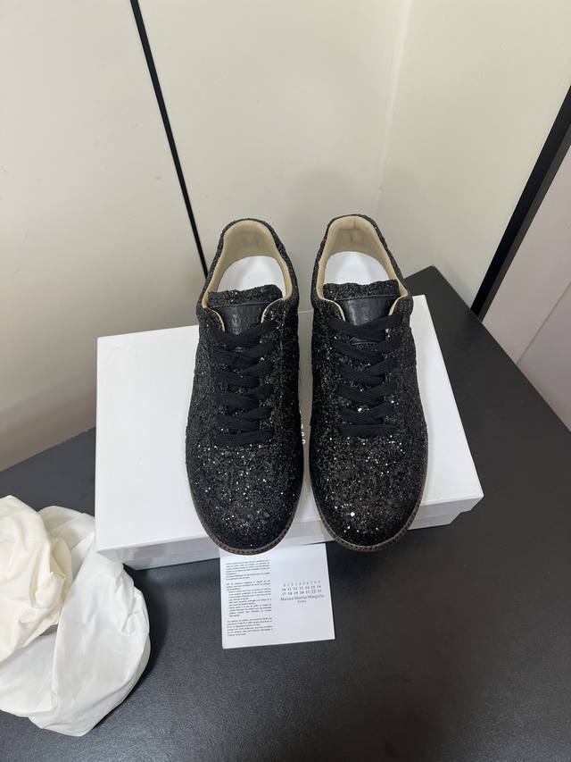 加新色maison Margiela Mm6经典德训鞋 新色一直在增加，无敌好看，唯一对版 细品 多双正品代购回来1比1出模开发！ 鞋面:牛皮麂皮 内里:进口小