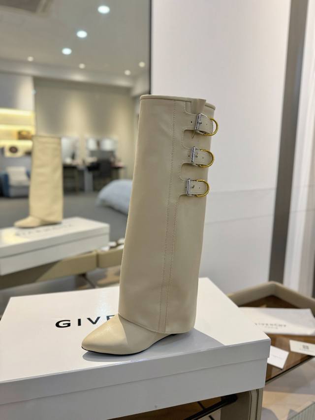 价格: 专柜正品级定制版本 Givenchy0 新款高跟长靴，市面最高版本 纪梵希 锁扣 风靡整个时尚圈 原版开发鞋型超级正 最高还原度鞋型 包裹性非常好 显瘦