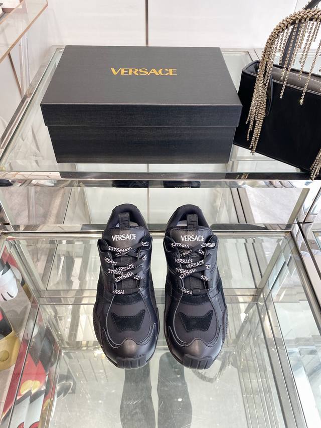 versace 范思哲 25Ss春夏新款 情侣款德训鞋 明星同款 非常轻便舒适，整双鞋很具备结构感和线条感，干净利落也能让造型充满很强的视觉冲击力，奢华感的lo