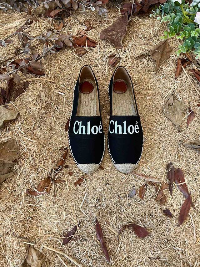 新品 Chloe 蔻依 顶级代购货，最高版本，渔夫鞋 专柜早春 新款 Chloe帆布字母渔夫鞋系列， 爆款单鞋，上脚很美。 购入正品原版build。 正品级顶级