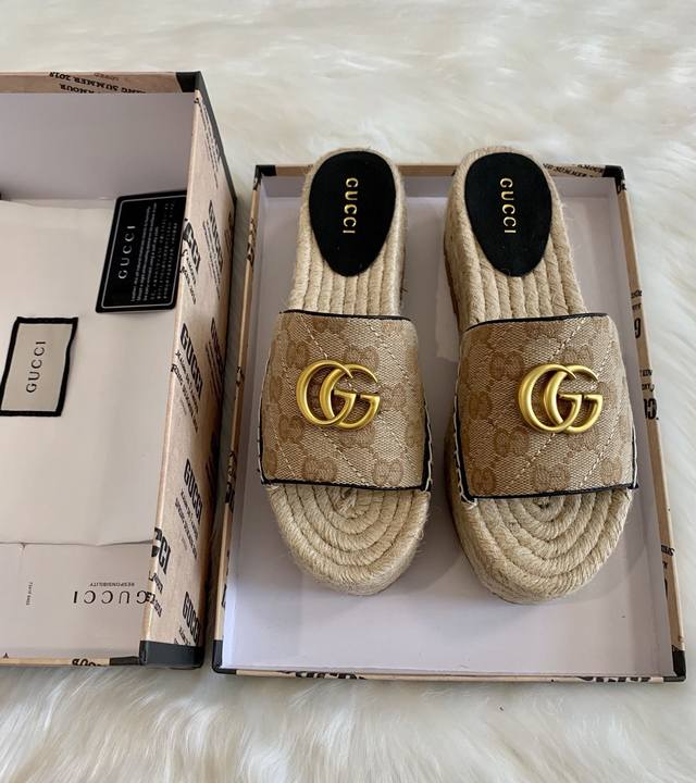 Gucci 23Ss 早春女士gg装饰园头古奇草编厚底新款渔夫拖鞋 全皮鞋面logo款，官网同步， 永不过时，超级舒适， 四季都可以穿，上脚轻便 经典条纹log