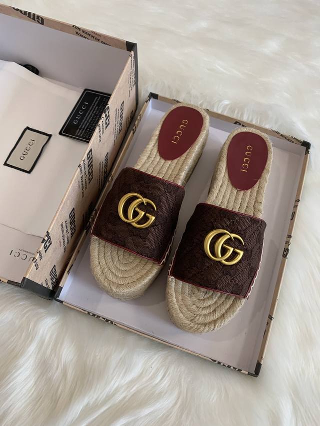 Gucci 23 Ss 早春女士gg装饰园头古奇草编厚底新款渔夫拖鞋 全皮鞋面logo款，官网同步， 永不过时，超级舒适， 四季都可以穿，上脚轻便 经典条纹lo