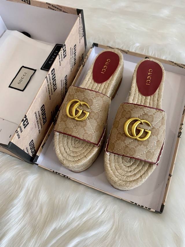 Gucci 23 Ss 早春女士gg装饰园头古奇草编厚底新款渔夫拖鞋 全皮鞋面logo款，官网同步， 永不过时，超级舒适， 四季都可以穿，上脚轻便 经典条纹lo