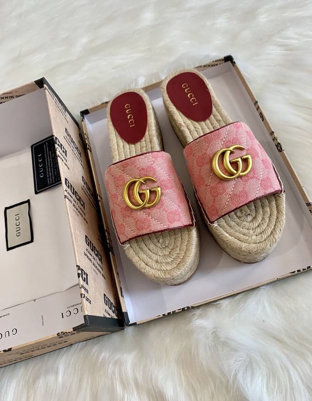 Gucci 23Ss 早春女士gg装饰园头古奇草编厚底新款渔夫拖鞋 全皮鞋面logo款，官网同步， 永不过时，超级舒适， 四季都可以穿，上脚轻便 经典条纹log