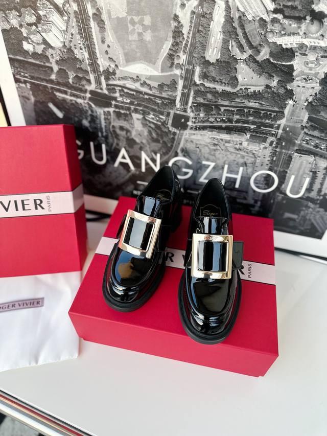 roger Vivier 这个是最最经典的秋冬必备 毋庸置疑吧~ 原版1:1复刻，最高版本 刘雯 唐嫣众多明星上脚 超级无敌百搭~ 今年也是全部更新改进过的高版