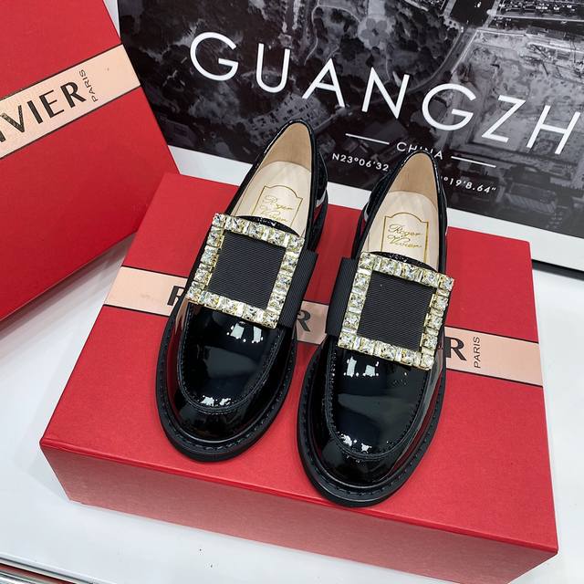 roger Vivier 这个是最最经典的秋冬必备 毋庸置疑吧~ 原版1:1复刻，最高版本 刘雯 唐嫣众多明星上脚 超级无敌百搭~ 今年也是全部更新改进过的高版