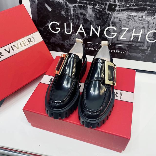 roger Vivier 最新款的小单鞋 超级无敌好看 超级无敌百搭 所有的细节都和原版一模一样 出入专柜毫无压力 鞋面:进口开边珠 内里:混种羊里 大底:Pu