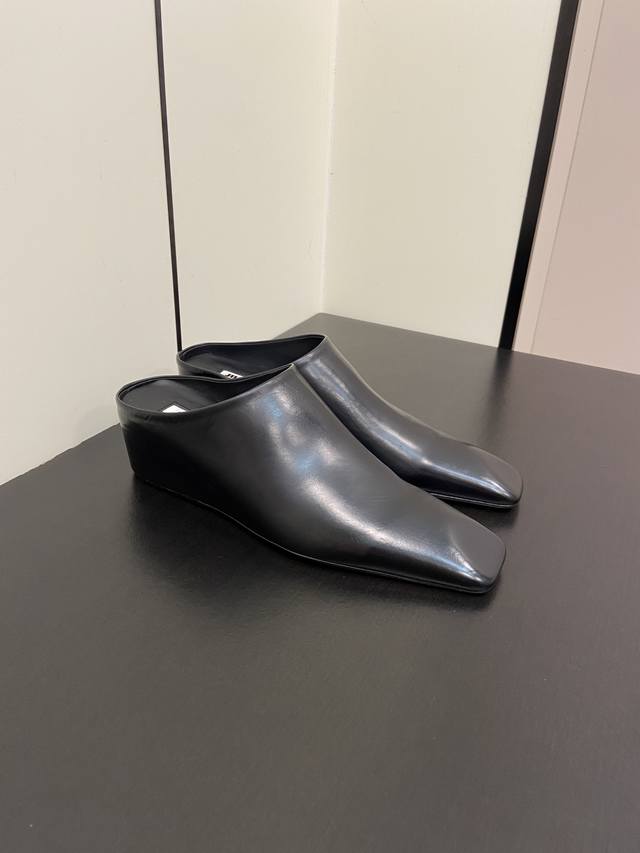 jil Sander 24 小方头坡跟皮拖 穆勒鞋 对鞋子有强烈要求舒适感的 必入的一款，適合懶人穿的 一套进去就可以出門了，知性有個性的姐妹不要錯過 鞋面：牛