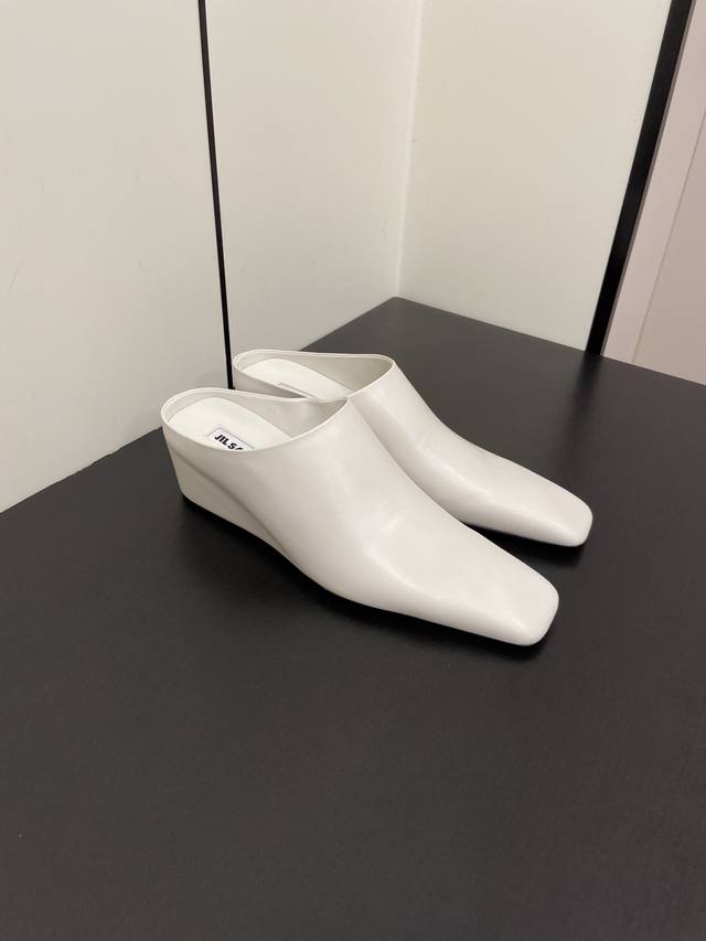 jil Sander 24 小方头坡跟皮拖 穆勒鞋 对鞋子有强烈要求舒适感的 必入的一款，適合懶人穿的 一套进去就可以出門了，知性有個性的姐妹不要錯過 鞋面：牛