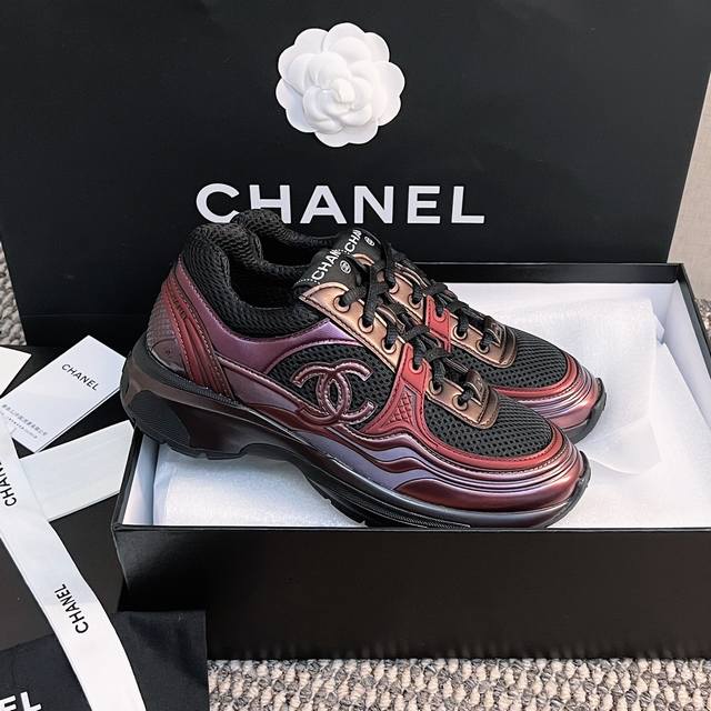 chanel~~早春度假系列；金色银色运动鞋 最新；国外走秀系列； 拼接鞋面 金属色皮镀膜网面 3.5Cm原版双色底 35 40正码 配套包装