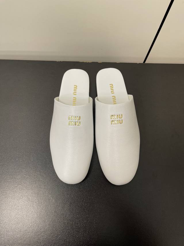 miumiu缪缪 24Ss 春夏 大热走秀款复古风半托乐福鞋半包拖鞋 复古上脚尤为惊艳的一款闭眼入都是不会后悔 上脚非常舒服超级稳 搭配还是可咸可甜 鞋面：原版