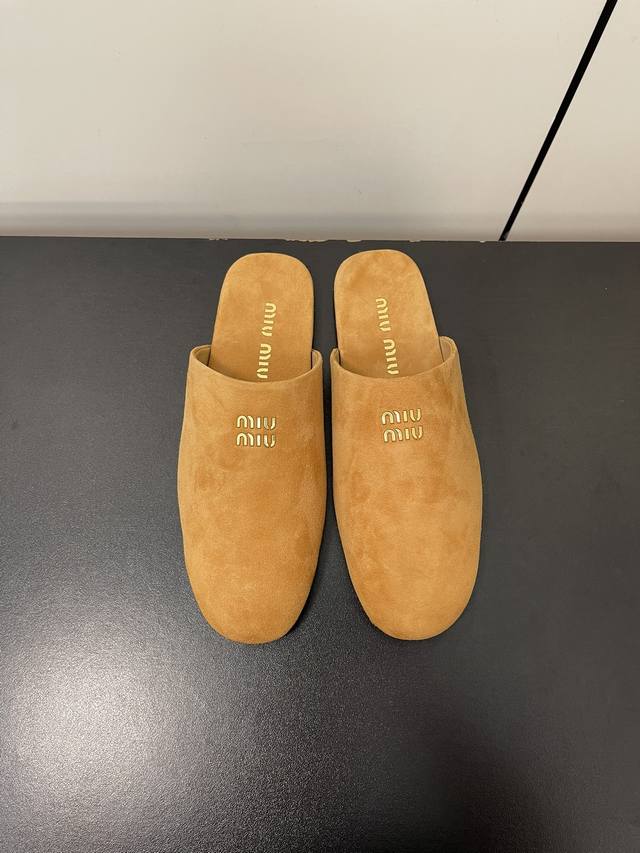 miumiu缪缪 24Ss 春夏 大热走秀款复古风半托乐福鞋半包拖鞋 复古上脚尤为惊艳的一款闭眼入都是不会后悔 上脚非常舒服超级稳 搭配还是可咸可甜 鞋面：原版