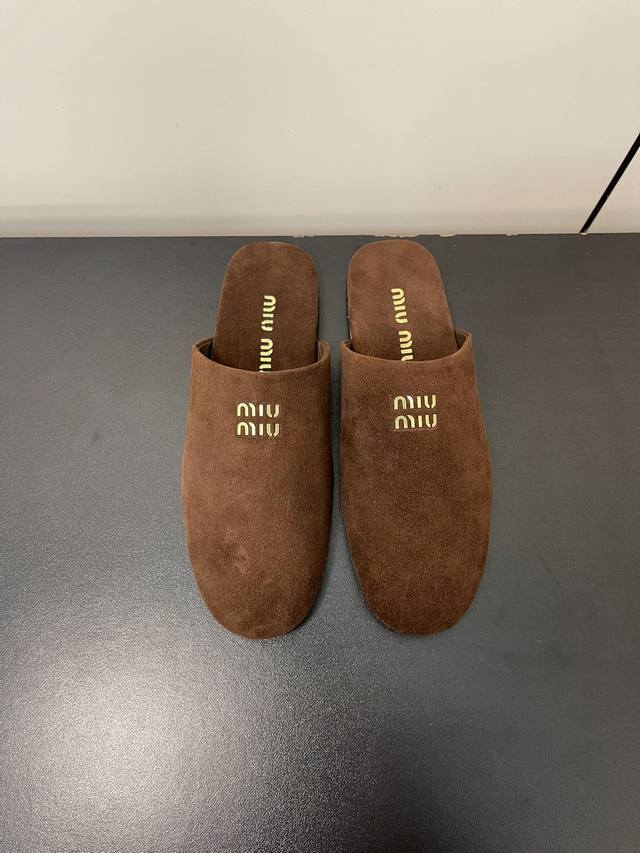 miumiu缪缪 24Ss 春夏 大热走秀款复古风半托乐福鞋半包拖鞋 复古上脚尤为惊艳的一款闭眼入都是不会后悔 上脚非常舒服超级稳 搭配还是可咸可甜 鞋面：原版