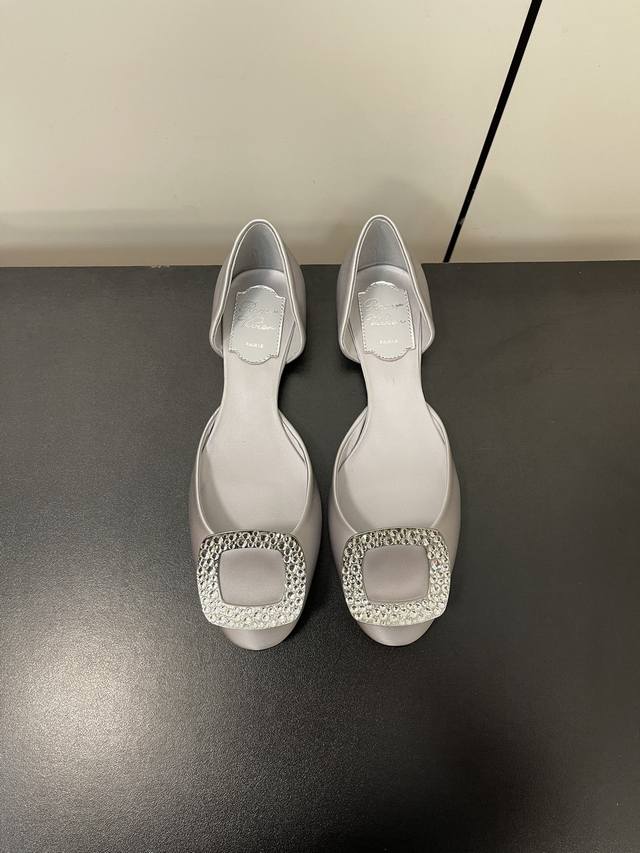 roger Vivier 专业女鞋奢侈品牌rv 代购级别 Chips 真丝中空 让你百元价格享受万元品质 就是这么有自信 请随意对比市面上所谓的 顶级版本 我们