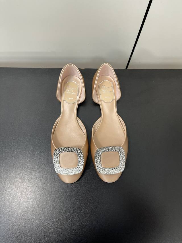 roger Vivier 专业女鞋奢侈品牌rv 代购级别 Chips 真丝中空 让你百元价格享受万元品质 就是这么有自信 请随意对比市面上所谓的 顶级版本 我们