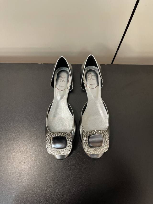 roger Vivier 专业女鞋奢侈品牌rv 代购级别 Chips 真丝中空 让你百元价格享受万元品质 就是这么有自信 请随意对比市面上所谓的 顶级版本 我们