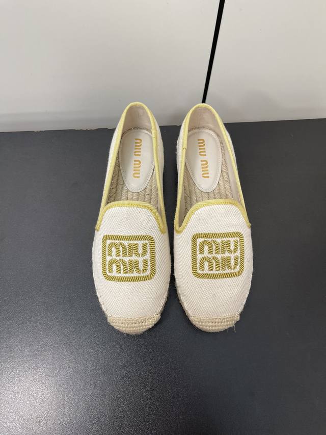 miumiu缪缪24新款帆布徽标logo平底渔夫鞋 面料纯棉麻布 草编橡胶组合底 小羊皮内里 底厚2.0Cm 码数35-40 40定制不退换