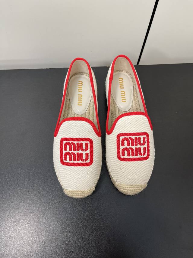 miumiu缪缪24新款帆布徽标logo平底渔夫鞋 面料纯棉麻布 草编橡胶组合底 小羊皮内里 底厚2.0Cm 码数35-40 40定制不退换