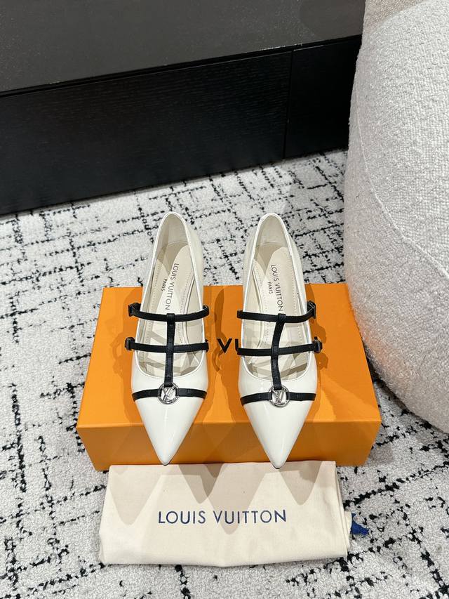 顶级版本 Louis Vuitton Lv 25 春夏 尖头高跟鞋 鹰嘴小尖头搭配镂空皮条小方扣可调节松紧， Lv五金 “Logo”饰以点缀，细节质感特别的高级