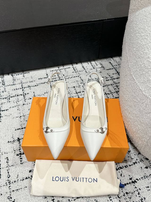 顶级版本 Louis Vuitton Lv 25 春夏 尖头高跟鞋 鹰嘴小尖头搭配镂空皮条小方扣可调节松紧， Lv五金 “Logo”饰以点缀，细节质感特别的高级