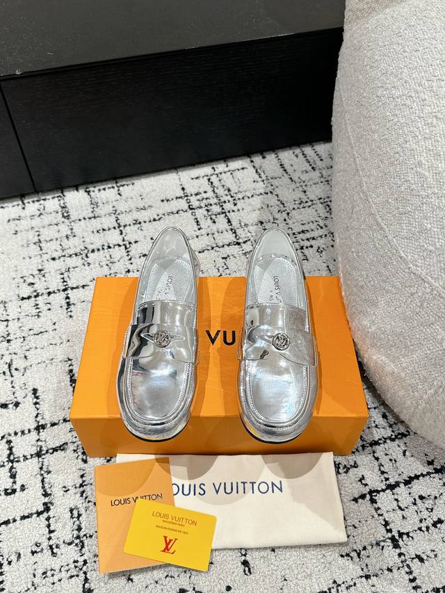 顶级版本 Louis Vuitton Lv路易威登 25 春夏玛丽珍 乐福 单鞋 漆皮面t字带搭配圆圈lv金属字母点缀，洋娃娃即视感～乖巧可爱甜酷皆可简约精致，