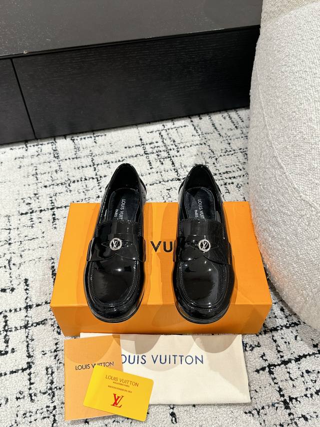 顶级版本 Louis Vuitton Lv路易威登 25 春夏玛丽珍 乐福 单鞋 漆皮面t字带搭配圆圈lv金属字母点缀，洋娃娃即视感～乖巧可爱甜酷皆可简约精致，