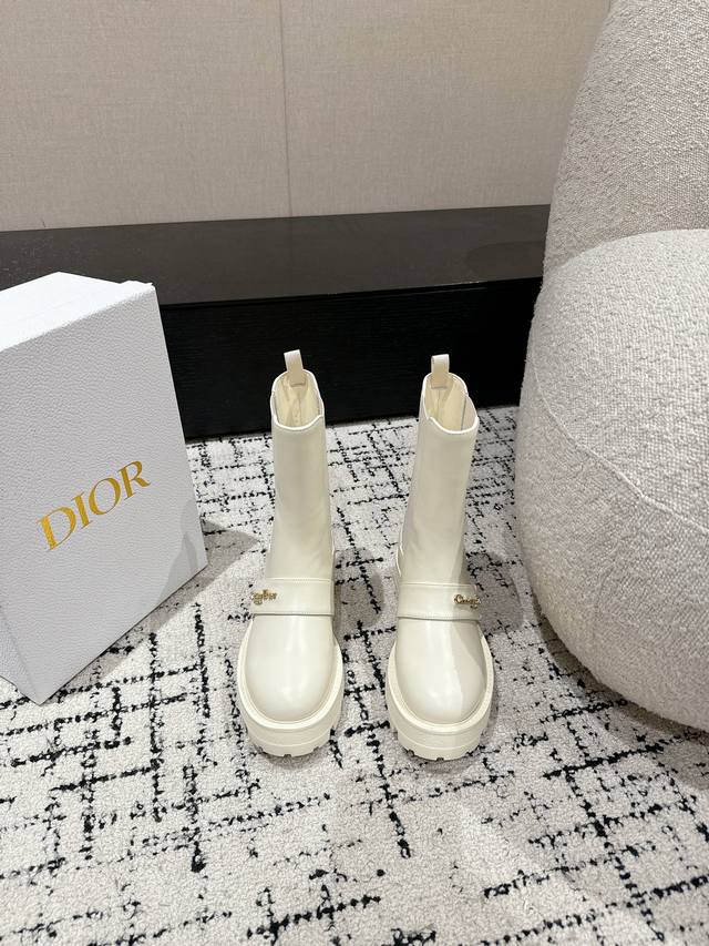 顶级版本 Di0R 迪奥 24 最新 秋冬新款 切尔西短靴 Dior Empreinte 靴子的可调节带上带有“Cd”标志，彰显经典设计。经久不衰的马靴造型 打