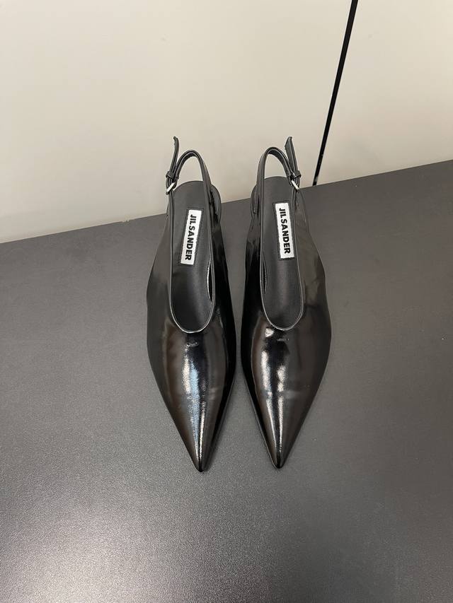 jil Sander 2024早春吉尔桑达猫跟凉鞋 极简主义炒鸡柔软舒适矮跟鞋时髦精绝对不能错过的必入款，没有任何繁杂装饰，质感极好的vintage感， 鞋面：